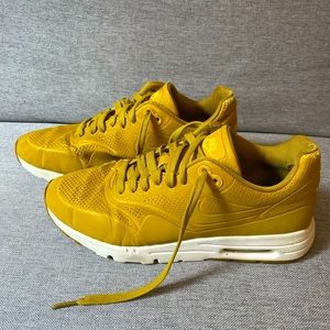 3/$25 NIKE AIR MAX Mustard Shoes